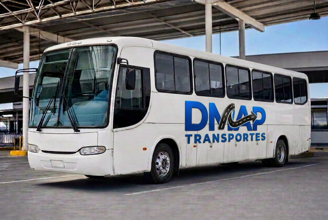 Ônibus convencional branco com marca DMAP Transportes na lateral
